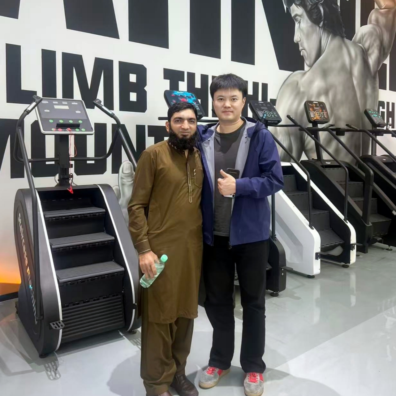 أكملت شركة Yingruis Fitness Equipment Technology Co., Ltd. بنجاح طلب 30 جهاز مشي منحني للعملاء الباكستانيين